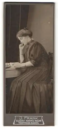 Fotografie J. Frank, Todtmoos / Baden, Portrait wunderschöne junge Frau mit Buch am Tisch sitzend