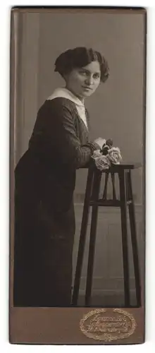 Fotografie Hermann Luh, Seifhennersdorf i. S., Portrait lächelnde junge Frau mit Rosen in der Hand