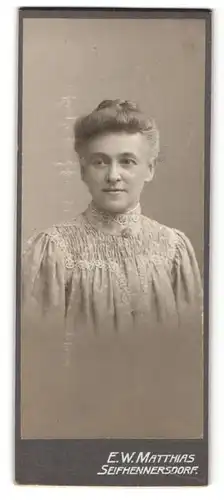 Fotografie E. W. Matthias, Seifhennersdorf i. S., Portrait schöne reife Frau mit Dutt in gerüschter Bluse