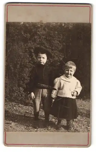 Fotografie Fotograf & Ort unbekannt, Portrait zwei niedliche Kleinkinder am Waldrand