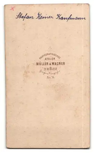 Fotografie Müller & Wagner, Brünn, Portrait blonder Herr mit Kotelettenbart und charmantem Blick