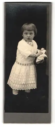 Fotografie Fotograf & Ort unbekannt, niedliches kleines Mädchen mit Puppe und schielendem Blick