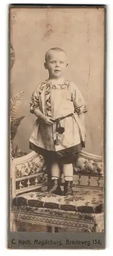 Fotografie C. Koch, Magdeburg, Portrait frecher Bube mit kurzem Haar