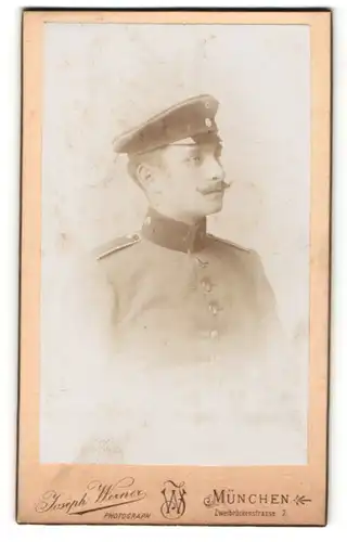 Fotografie Joseph Werner, München, Portrait junger Soldat in Uniform mit Schirmmütze
