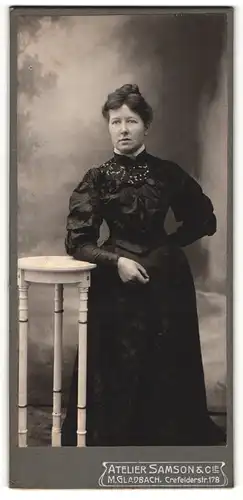 Fotografie Atelier Samson & Co., M. Gladbach, Portrait gutbürgerliche Dame