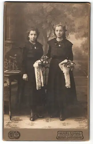 Fotografie Karl Wahl, Berlin-Schöneberg, Portrait zwei Mädchen in festlicher schwarzer Kleidung