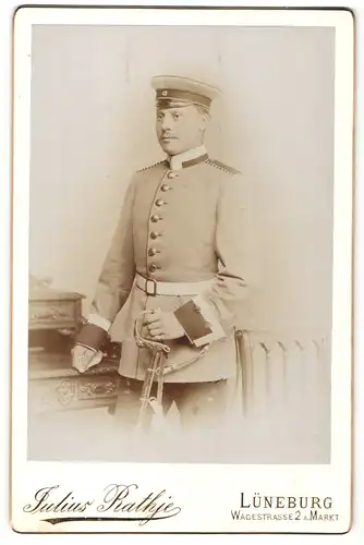 Fotografie Julius Rathje, Lüneburg, Portrait Unteroffizier eines Garderegiments