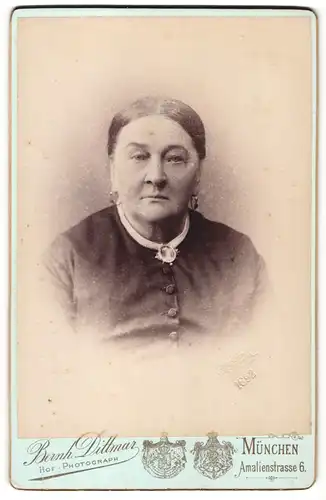 Fotografie Bernh. Dittmar, München, Portrait betagte Dame mit Ohrringen