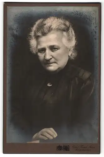 Fotografie Emil Tesch, Jena, Portrait betagte Dame mit zusammengebundenem Haar