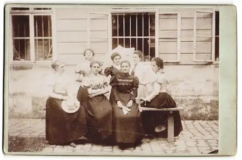 Fotografie unbekannter Fotograf und Ort, Portrait sieben junge Frauen in zeitgenöss. Kleidung