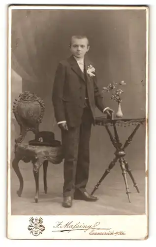 Fotografie J. Massing, Emmerich a / Rh., Portrait hübscher Knabe im Anzug mit Buch an Tisch gelehnt