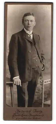 Fotografie Heinrich Imig, Zwickau, Mann in Dreiteiler mit Uhrenkette und Stehkragen