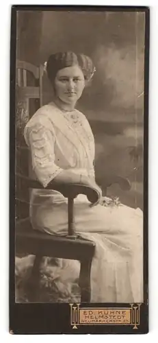 Fotografie Ed. Kühne, Helmstedt, elegante Dame in Kleid mit Armband