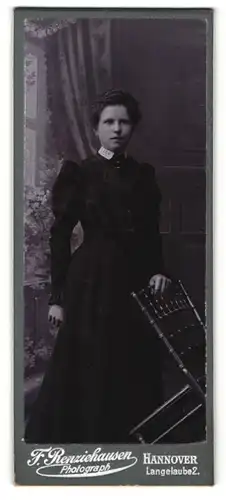 Fotografie F. Reinziehausen, Hannover, junge Dame in dunklem Kleid mit Puffärmeln