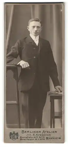 Fotografie E. Kregeloh, Mannheim, junger Herr in Anzug mit Stehkragen