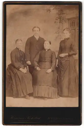 Fotografie Hermann-Rohrbeck, Jüterbog, Portrait junger Mann und drei Frauen