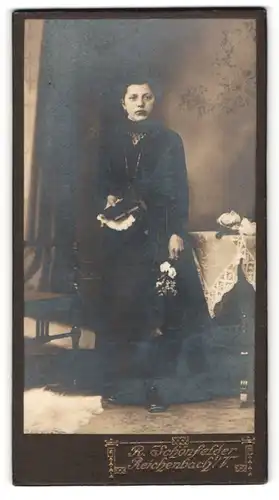 Fotografie R. Schönfelder, Reichenbach i / V., Portrait junge Dame im eleganten Kleid mit Buch und Blumen