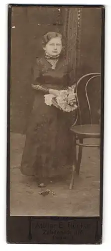 Fotografie Atelier E. Rücker, Zehdenick i / M., Portrait junge Dame im eleganten Kleid mit Buch und Blumen