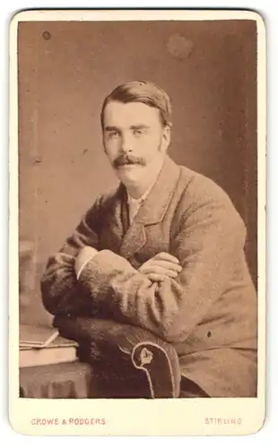 Fotografie Atelier Crowe & Rodgers, Stirling, Mann mit Schnurrbart und Seitenscheitel in Anzug