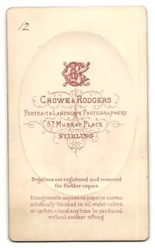 Fotografie Crowe & Rodgers, Stirling, Portrait bürgerliche Dame mit Hochsteckfrisur im eleganten Kleid