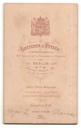 Fotografie Loescher & Petsch, Berlin, Portrait bürgerliches Paar in eleganter Kleidung