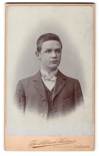 Fotografie Th. Alfred Hahn, Chemnitz, Portrait junger Herr mit Fliege u. Bürstenschnitt im Anzug