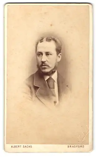 Fotografie Albert Sachs, Bradford, Portrait bürgerlicher Herr mit Bart u. Krawatte in zeitgenössischer Kleidung