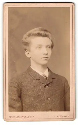 Fotografie Charles Angelbeck, Cuxhaven, Portrait junger Herr mit Krawatte im Anzug