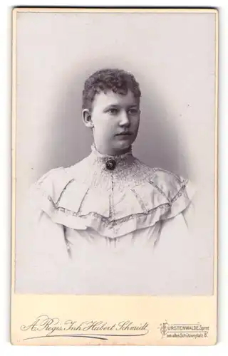 Fotografie A. Regis, Fürstenwalde, Portrait junge Dame mit Kragenbrosche im eleganten Kleid