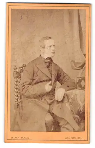 Fotografie H. Mathaus, München, Portrait junger Mann in zeitgenöss. Garderobe, Gründerzeit