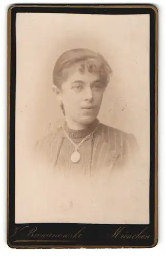 Fotografie V. Bieganowski, München, Portrait Fräulein mit zusammengebundenem Haar