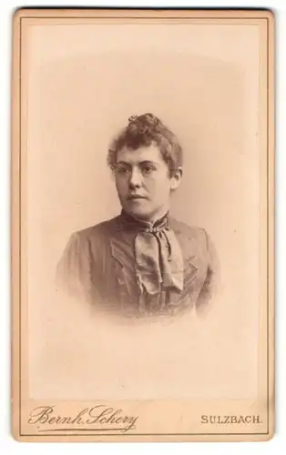 Fotografie Bernh. Schery, Sulzbach, Portrait Dame mit Haarknoten