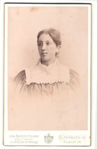 Fotografie Jean Baptiste Feilner, Oldenburg i/Gr, Portrait junge Frau mit zusammengebundenem Haar