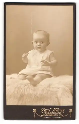 Fotografie Paul Klaus, Chemnitz, Portrait Säugling in Leibchen