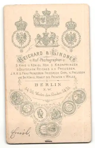 Fotografie Reichard & Lindner, Berlin, Portrait Kind in zeitgenöss. Kleidung