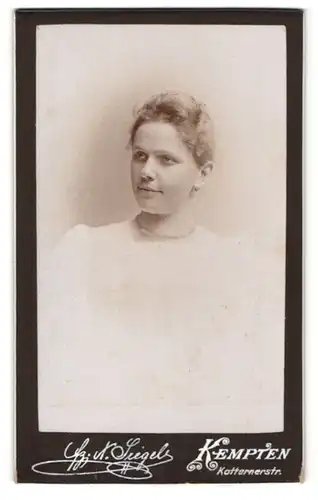 Fotografie F. X. Siegel, Kempten, Portrait junge Frau mit zusammengebundenem Haar