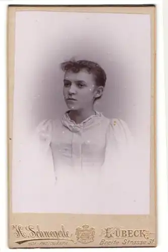 Fotografie H. Schwegerle, Lübeck, Portrait wunderschönes Fräulein mit zurückgebundenem Haar in weisser Bluse