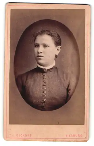 Fotografie T. J. Dickopf, Siegburg, Portrait hübsches Fräulein mit Ohrringen und Brosche