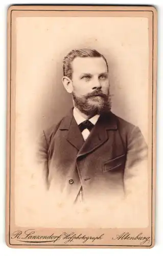 Fotografie R. Lanzendorf, Altenburg, Portrait junger Mann mit charmantem Blick und Vollbart