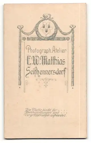 Fotografie E. W. Matthias, Seifhennersdorf, Portrait niedliches kleines Mädchen mit Ball im weissen Kleidchen