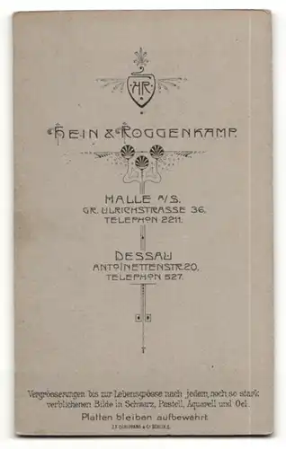 Fotografie Hein & Roggenkamp, Halle / Saale, Portrait niedlicher blonder Bube im weissen Hemdchem auf Fell sitzend
