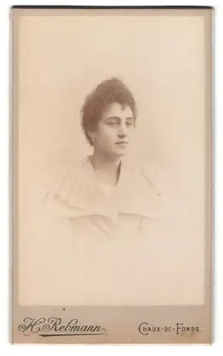 Fotografie H. Rebmann, Chaux-de-Fonds, Portrait wunderschönes Fräulein in eleganter weisser Bluse