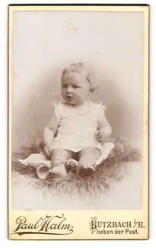 Fotografie Paul Halm, Butzbach i/H., Baby auf einem Fell posierend