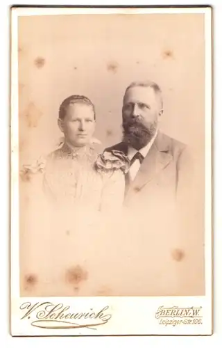 Fotografie W. Scheurich, Berlin, Eheleute in modischen Kleidern