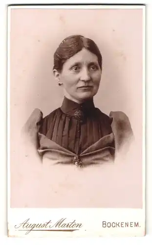 Fotografie August Marten, Bockenem, Portrait Dame mit zusammengebundenem Haar