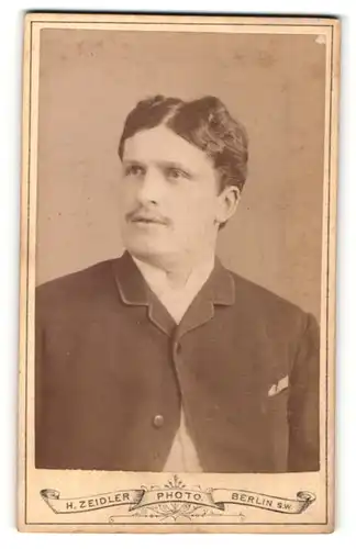 Fotografie H. Zeidler, Berlin-SW, Portrait Herr mit zeitgenöss. Frisur