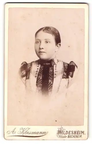 Fotografie A. Klusmann, Hildesheim, Portrait junge Frau mit zusammengebundenem Haar
