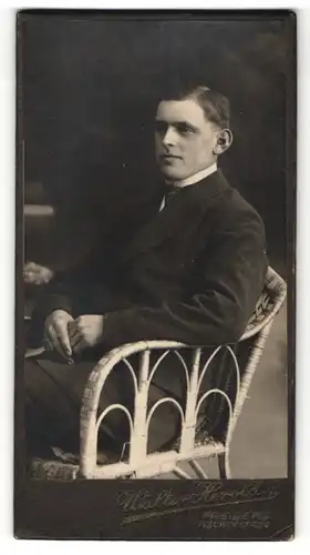 Fotografie Walter Herold, Freiberg, Portrait junger Herr in Anzug