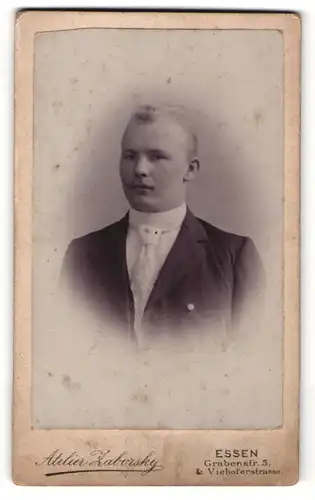 Fotografie Atelier Zaborsky, Essen, Portrait junger Herr in feierlicher Garderobe