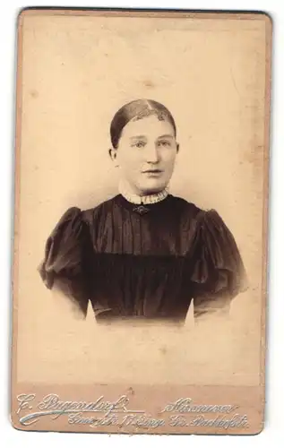 Fotografie C. Pagendorf, Hannover, Portrait junge Frau mit streng zusammengebundenem Haar